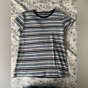 i’m selling a t-shirt from Brandy Melville it’s one size and color blue